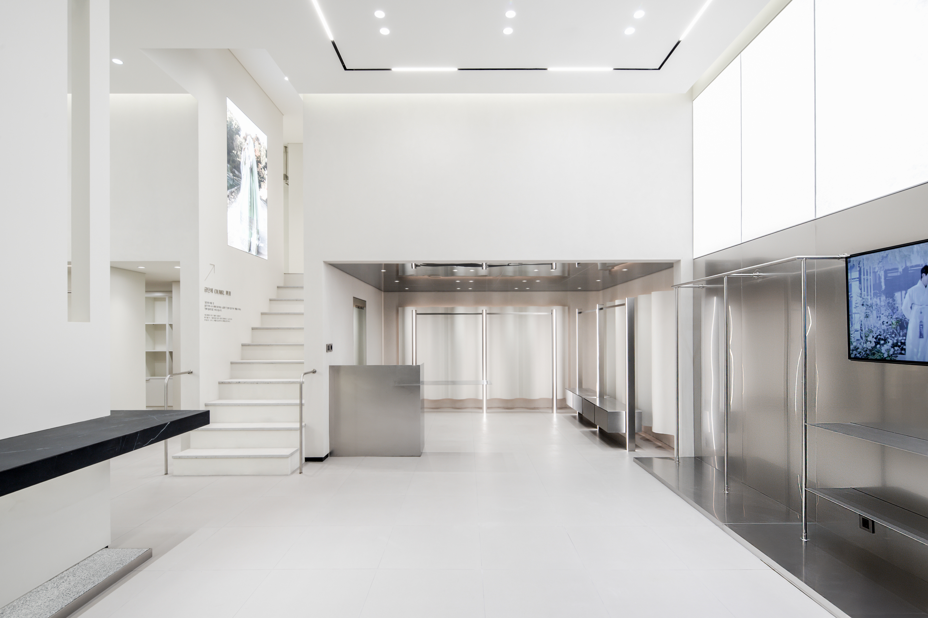 리테일 플래그십 스토어 이미지